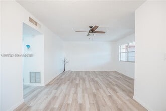 2041 NW 81st Ave in Pembroke Pines, FL - Building Photo - Building Photo