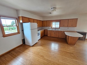 324 E Parkinson St, Unit B in Viroqua, WI - Foto de edificio - Building Photo