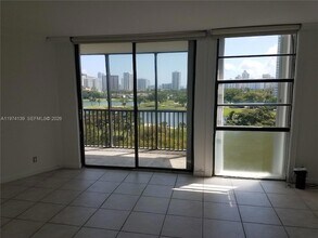 3475 N Country Club Dr, Unit 805 in Aventura, FL - Building Photo - Building Photo