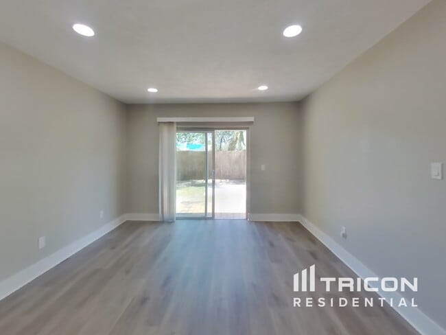 6825 Mitchell Cir in Tampa, FL - Building Photo - Building Photo