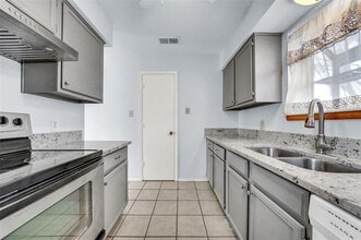 2111 E Belt Line Rd in Richardson, TX - Foto de edificio - Building Photo