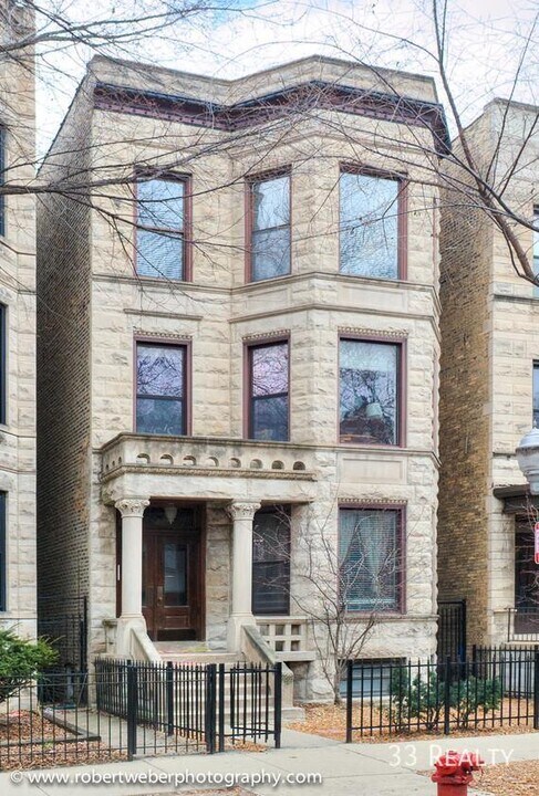 826 W Newport Ave in Chicago, IL - Building Photo