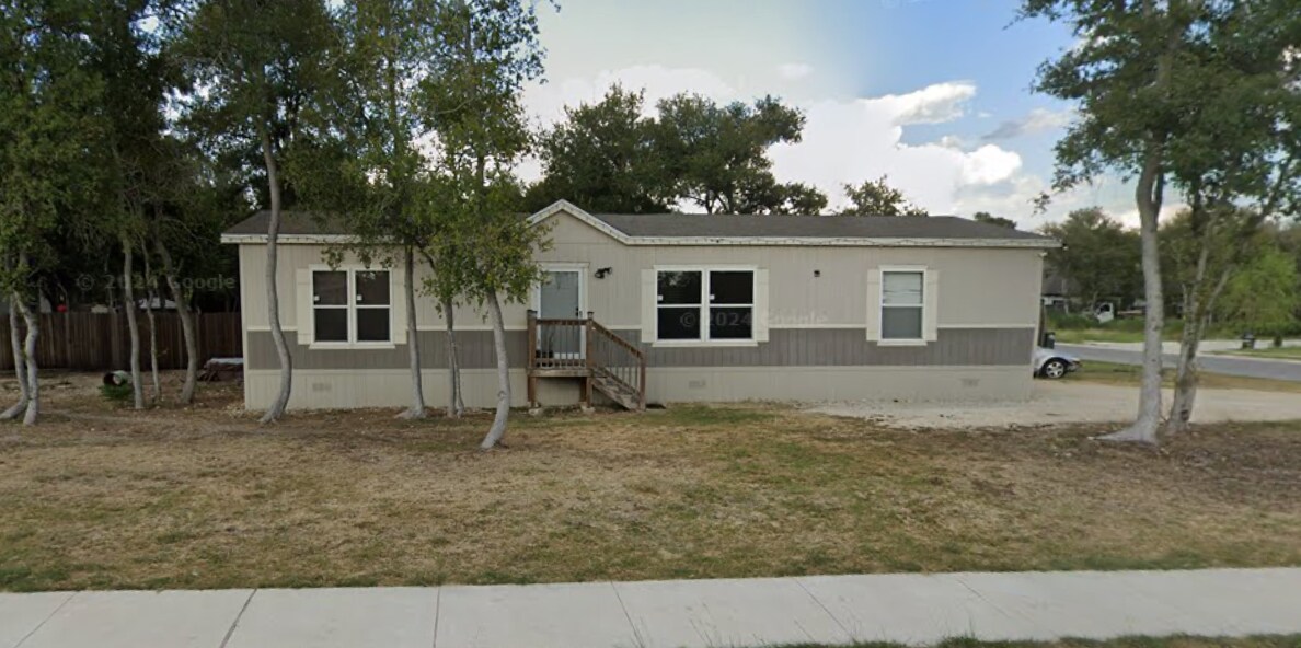 102 Pink Dahlia Dr in Dale, TX - Foto de edificio