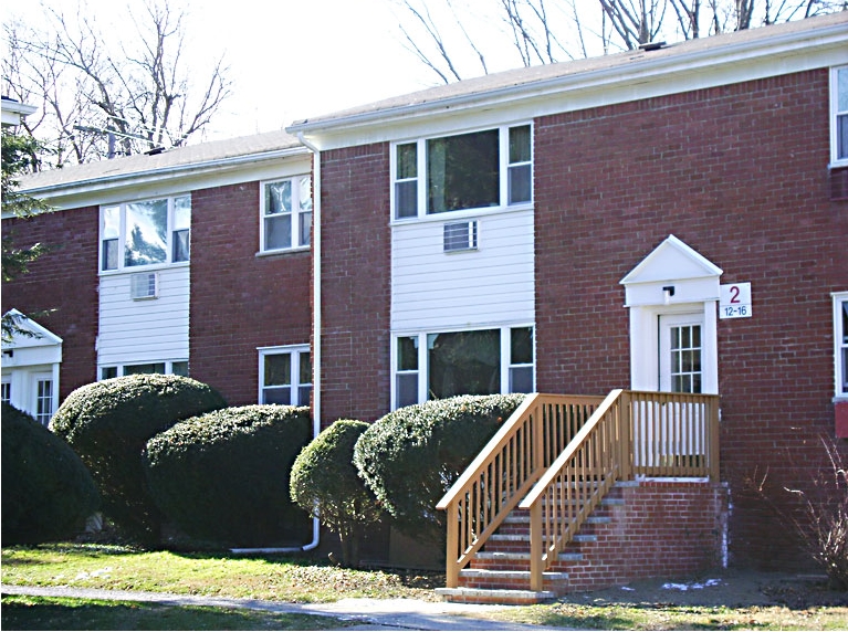 Manchester Gardens in Poughkeepsie, NY - Building Photo