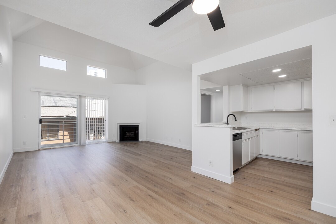 Collis Apartments in West Hollywood, CA - Building Photo