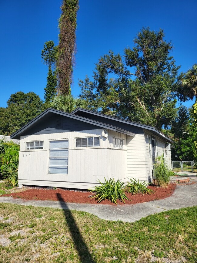 property at 1915 Hill Ave