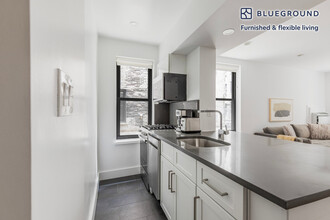 10 W 65th St in New York, NY - Building Photo - Building Photo