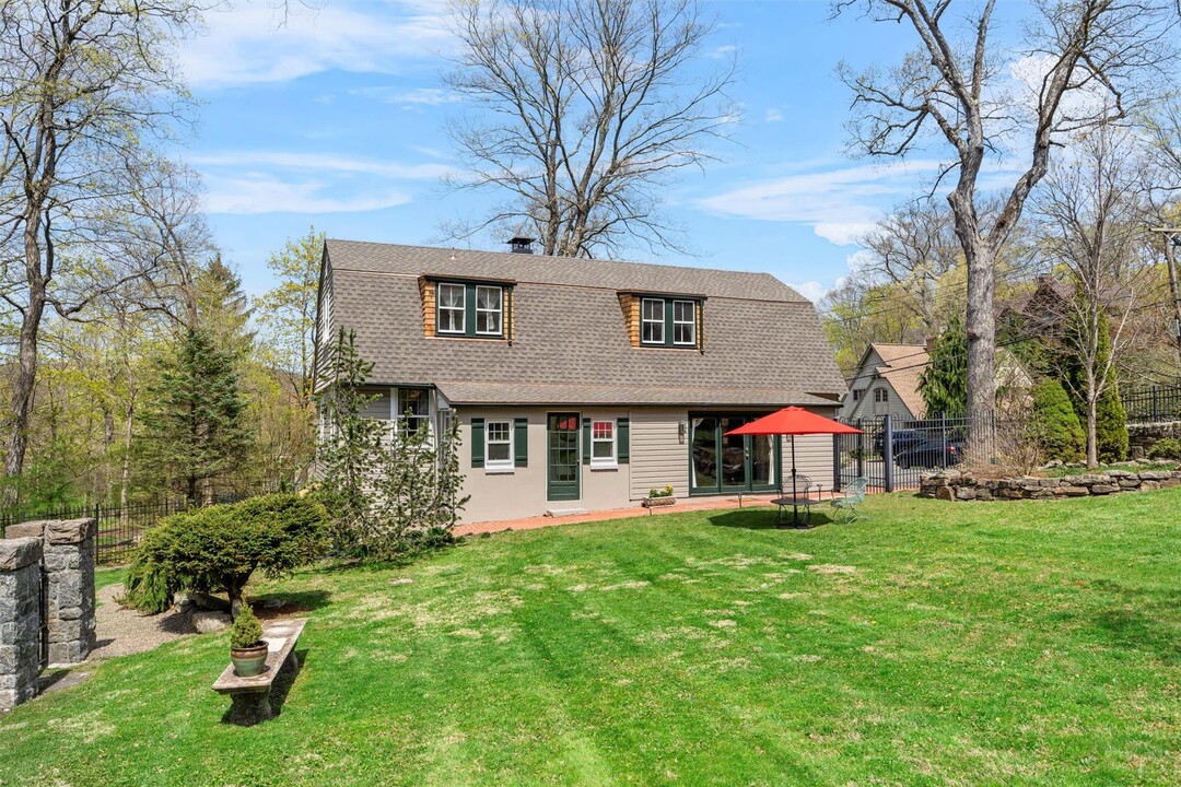 72 Clubhouse Rd in Tuxedo, NY - Building Photo