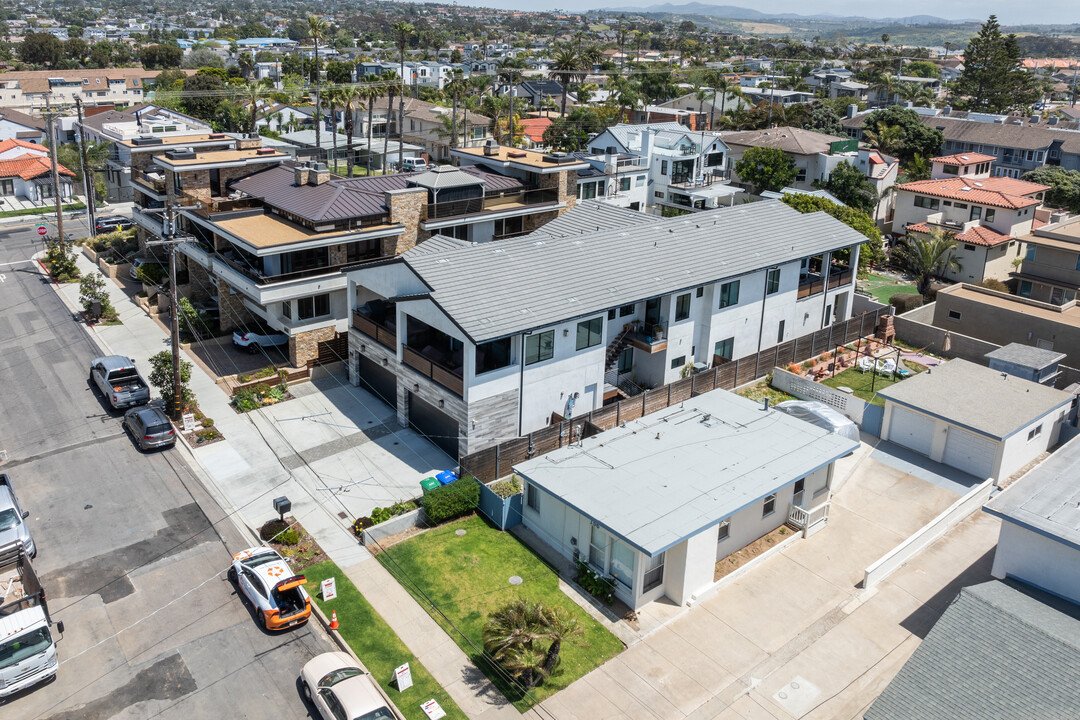 155 Cherry Ave in Carlsbad, CA - Building Photo