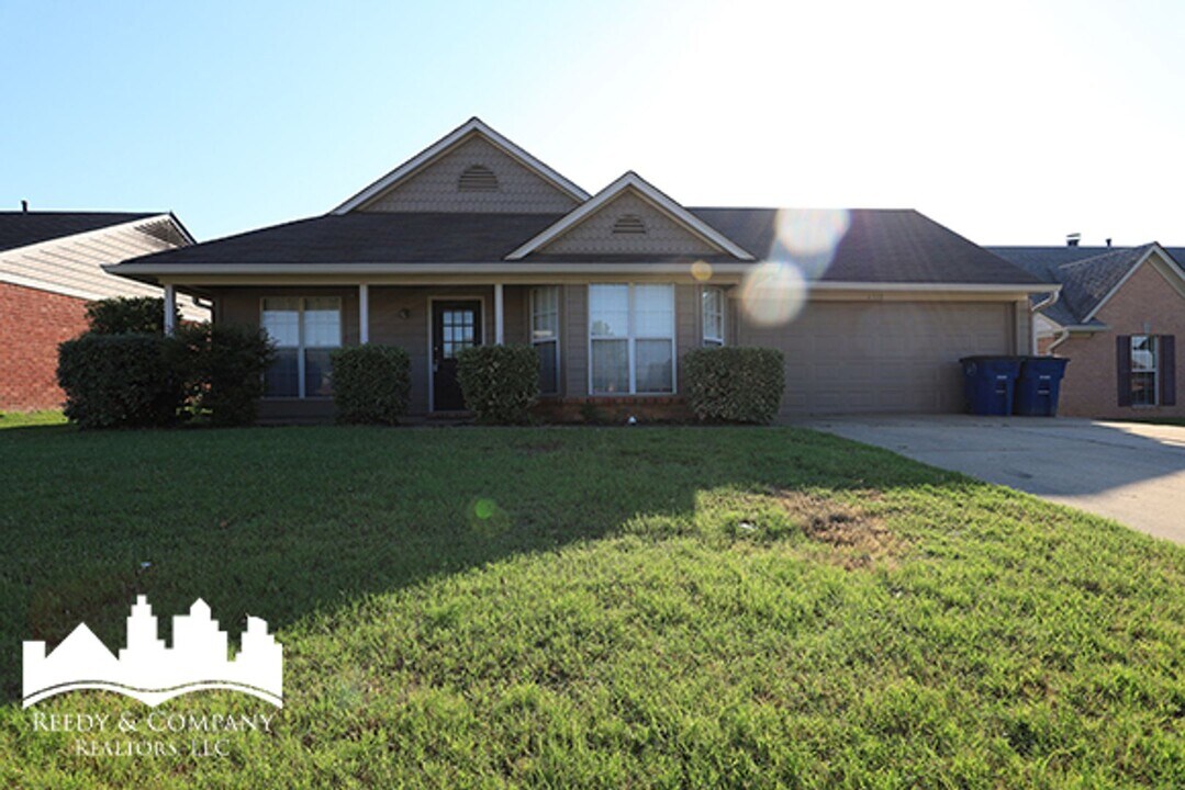 6318 Magnolia Lakes Dr in Olive Branch, MS - Foto de edificio