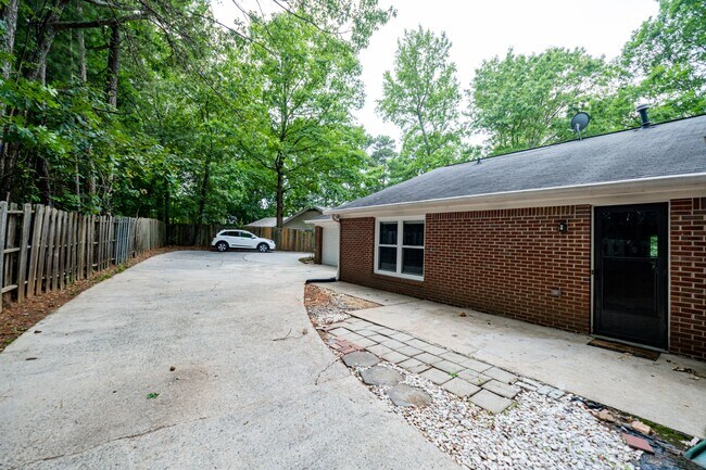 2496 Leeshire Rd in Tucker, GA - Building Photo - Building Photo