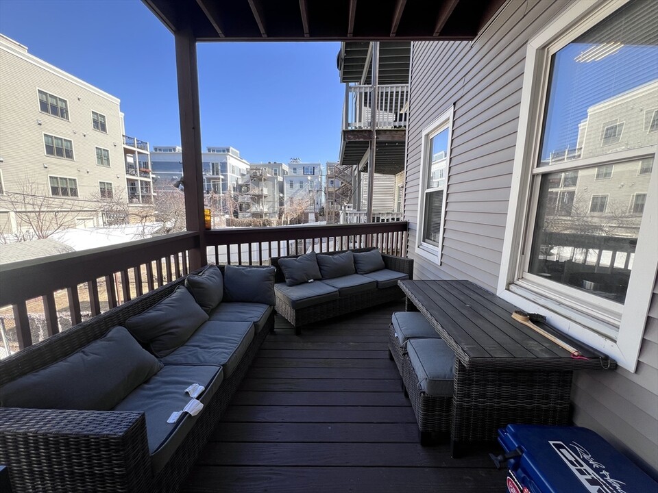 726 E 2nd St, Unit 1 in Boston, MA - Building Photo
