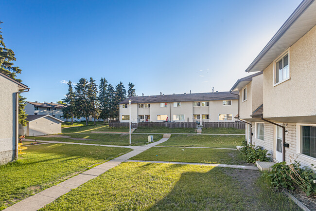 Rundle Heights II in Edmonton, AB - Building Photo - Building Photo