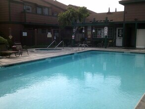 Stonegate in Fontana, CA - Foto de edificio - Building Photo