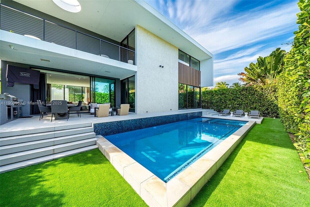 4585 Nautilus Dr in Miami Beach, FL - Building Photo