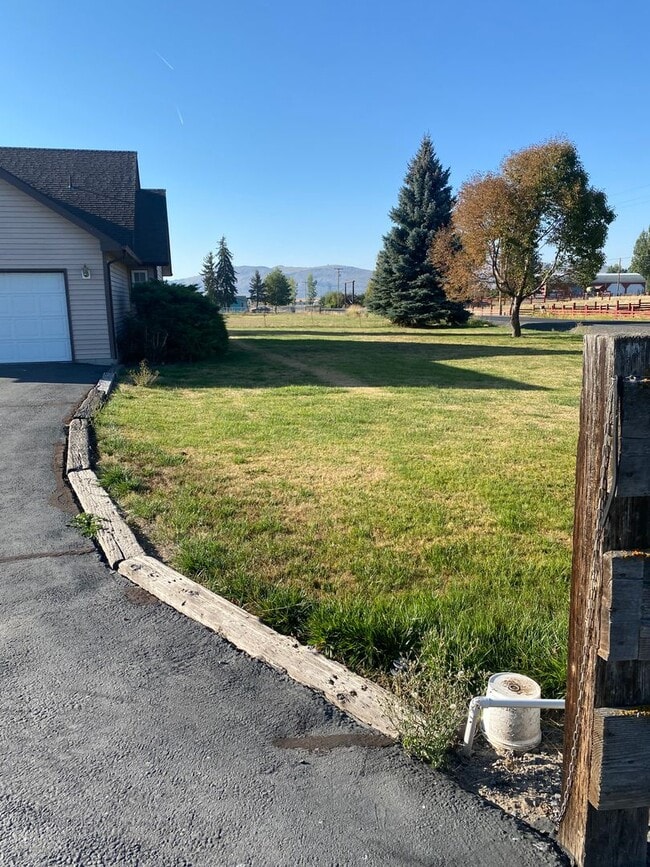 10505 Springlake Rd in Klamath Falls, OR - Building Photo - Building Photo