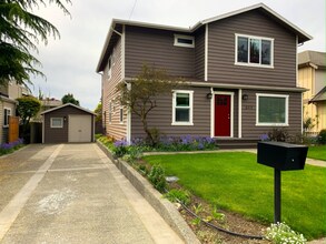 317 11th Ave W in Kirkland, WA - Building Photo - Building Photo