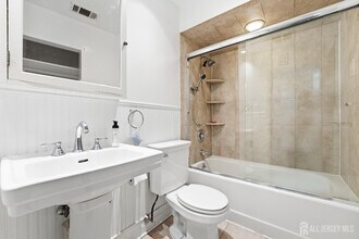 50-10 Prospect St in Metuchen, NJ - Building Photo - Building Photo