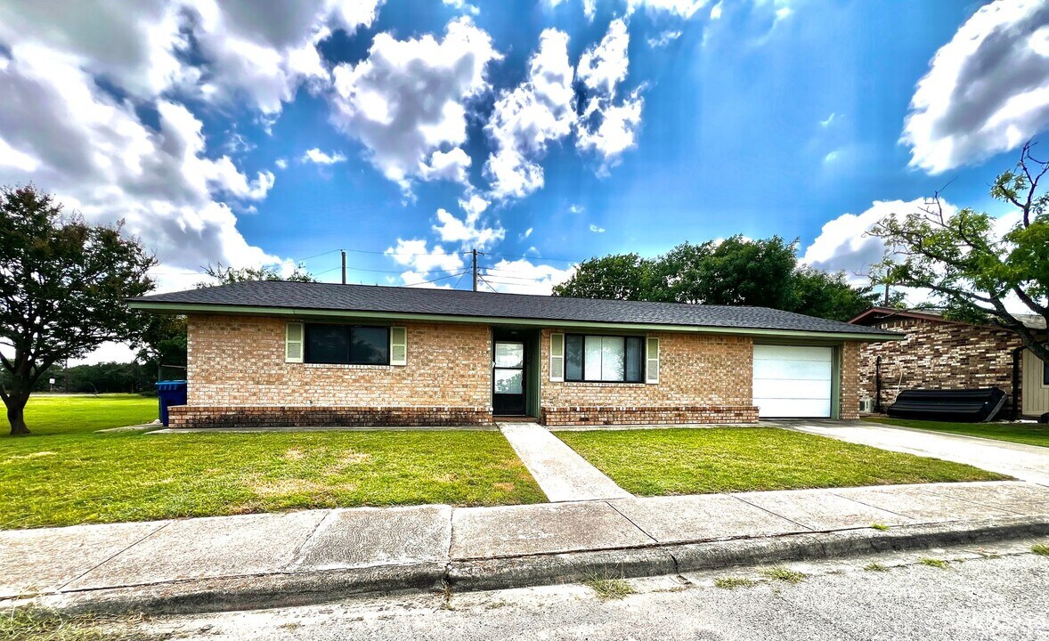129 Village in Kerrville, TX - Building Photo