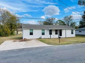 1104 Evans St in Bonham, TX - Building Photo