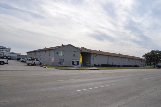 Neuvo Rayo in Irving, TX - Building Photo - Building Photo