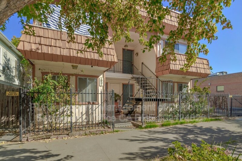 1921 28th St in Sacramento, CA - Building Photo