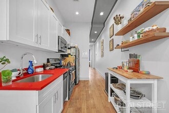 Beautiful 3 bed / 1 bath apartment in Bushwick, prime location! in Brooklyn, NY - Foto de edificio - Building Photo