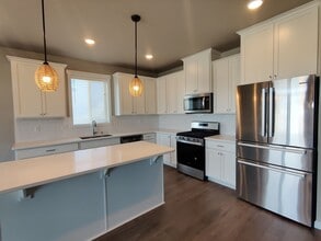 8304 Gardner St in West Richland, WA - Building Photo - Building Photo