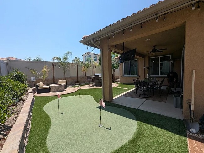 39569 Strada Pozzo in Lake Elsinore, CA - Building Photo - Building Photo