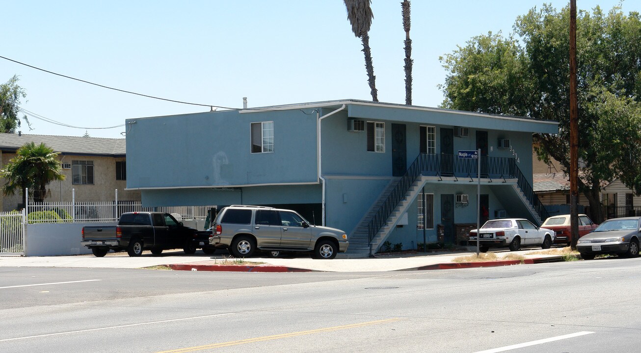 13334 Vanowen St in Van Nuys, CA - Building Photo