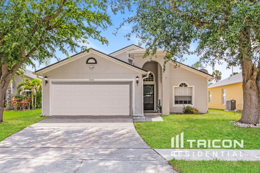 9444 Azalea Ridge Way in Gotha, FL - Building Photo