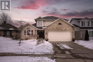 132 John Davies Dr in Woodstock, ON - Building Photo