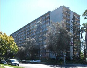 560 E Villa St in Pasadena, CA - Building Photo - Building Photo