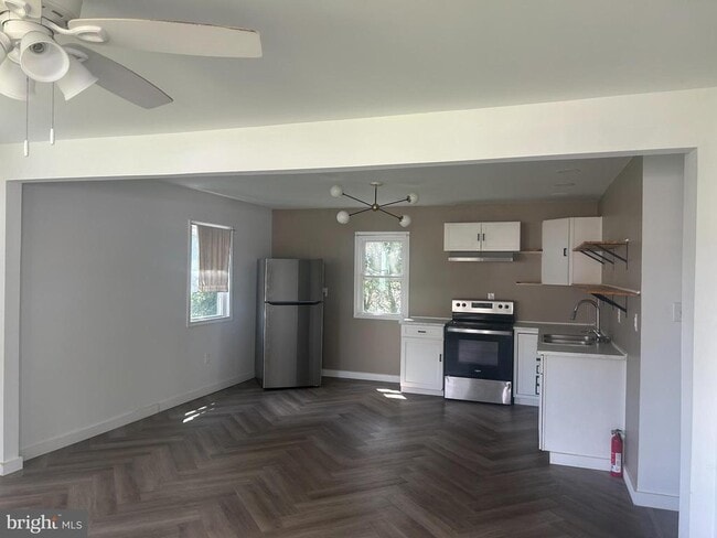 property at 726 W 15th St