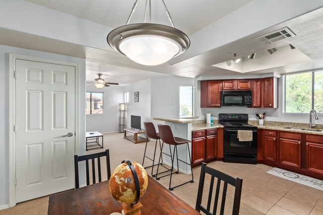4925 E Desert Cove Ave, Unit 310 in Scottsdale, AZ - Foto de edificio - Building Photo