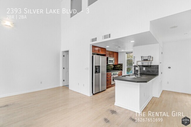 2393 Silver Lake Blvd in Los Angeles, CA - Foto de edificio - Building Photo