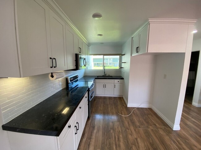 1404 N Tustin Ave in Santa Ana, CA - Building Photo - Building Photo