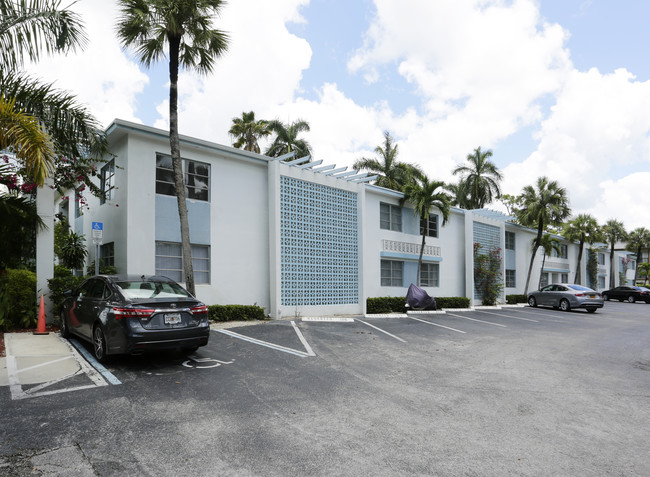 Mariner Motel and Apartments in Naples, FL - Building Photo - Building Photo