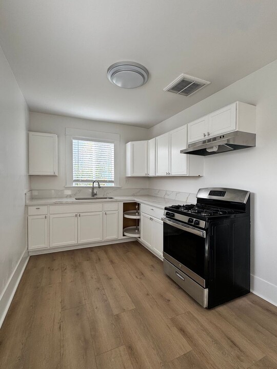 216 S St Louis St in Los Angeles, CA - Building Photo