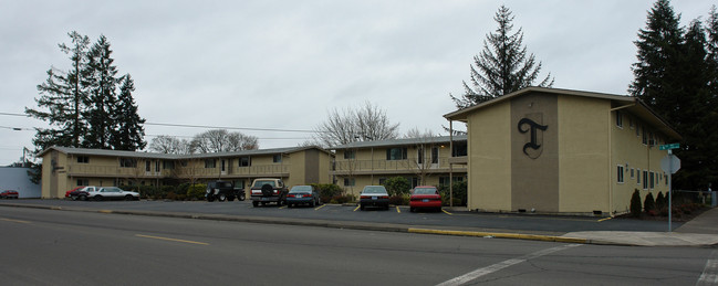 Boysen Townhouse Apartments in Junction City, OR - Building Photo - Building Photo