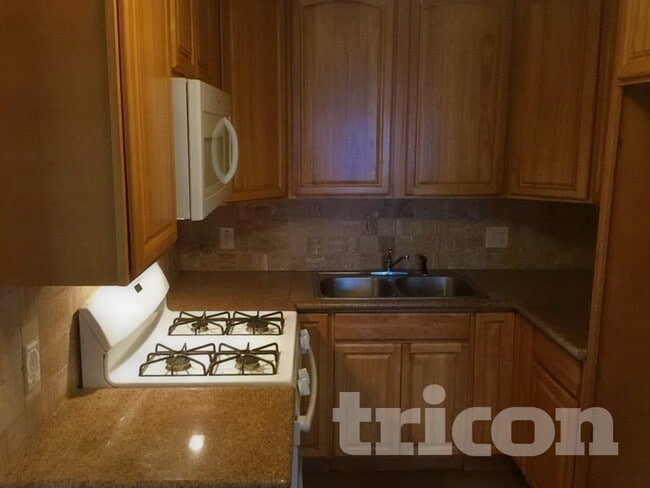 5227 Gordon Dr in Sacramento, CA - Foto de edificio - Building Photo