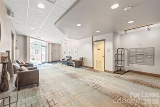 2200 Lyndhurst Ave, Unit 201 in Charlotte, NC - Foto de edificio - Building Photo