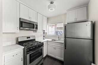 4104 E 7th St in Long Beach, CA - Building Photo - Building Photo