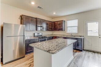 240 Micah Ln in Ferris, TX - Foto de edificio - Building Photo