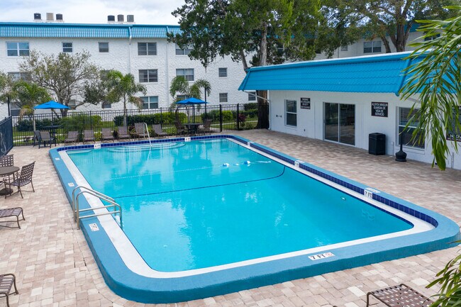 KC Flats in Kenneth City, FL - Building Photo - Building Photo