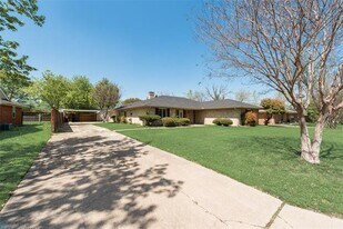 219 Hillcrest Dr in Sanger, TX - Building Photo