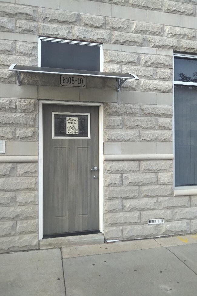 6108 W Addison St, Unit 4