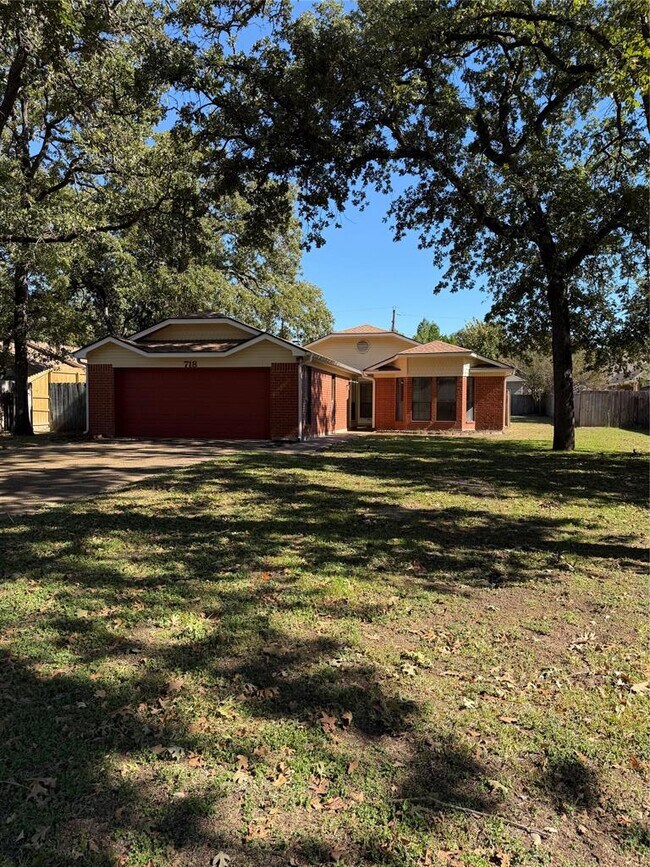 718 Brazos St in Rockdale, TX - Building Photo - Building Photo