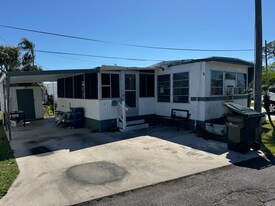 8705 S Tamiami Trl in Sarasota, FL - Building Photo