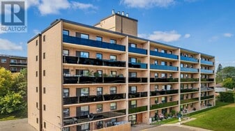 573 N Service Rd in Mississauga, ON - Building Photo